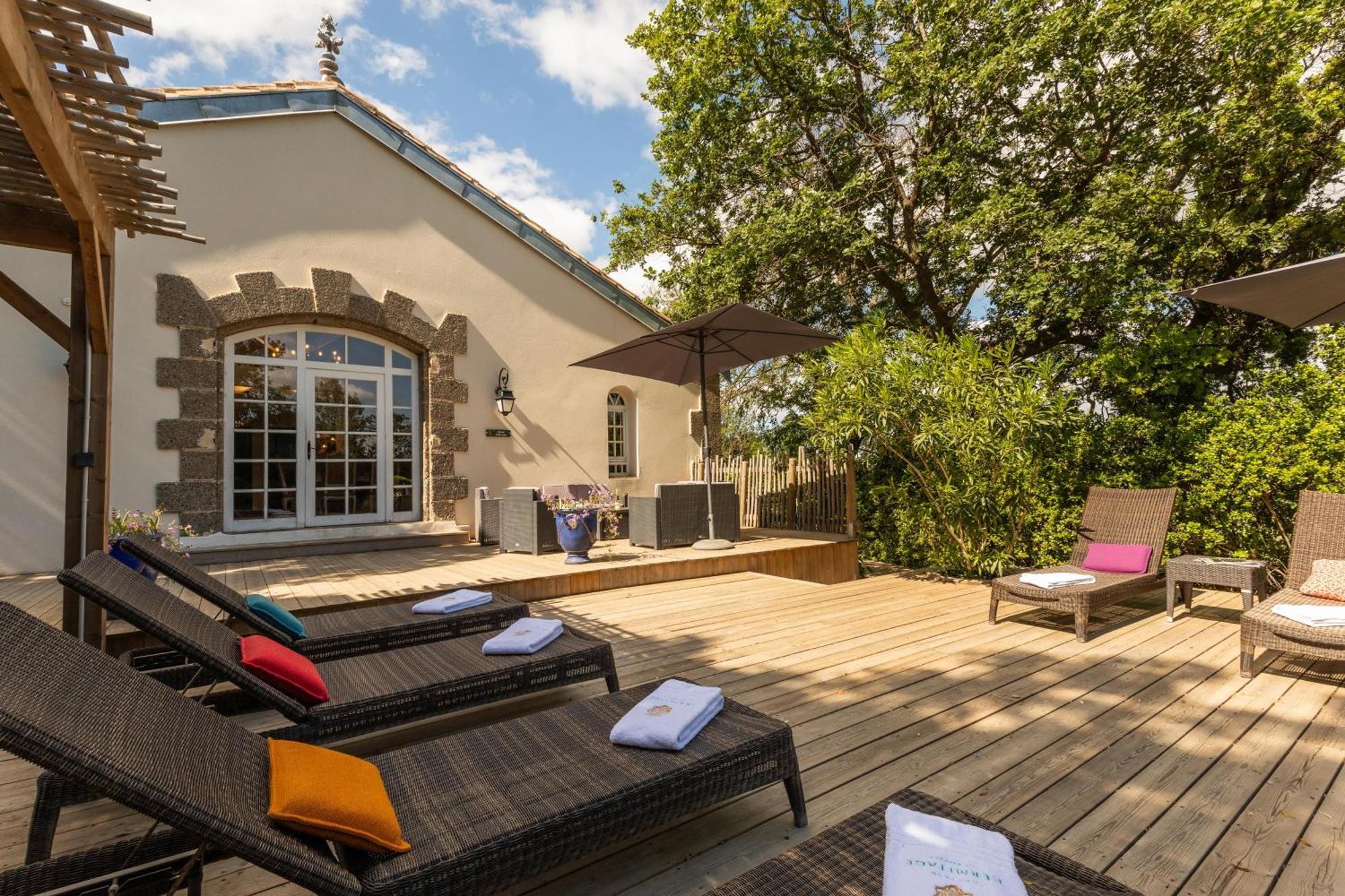 Chateau Hermitage De Combas Aparthotel Servian Exterior photo