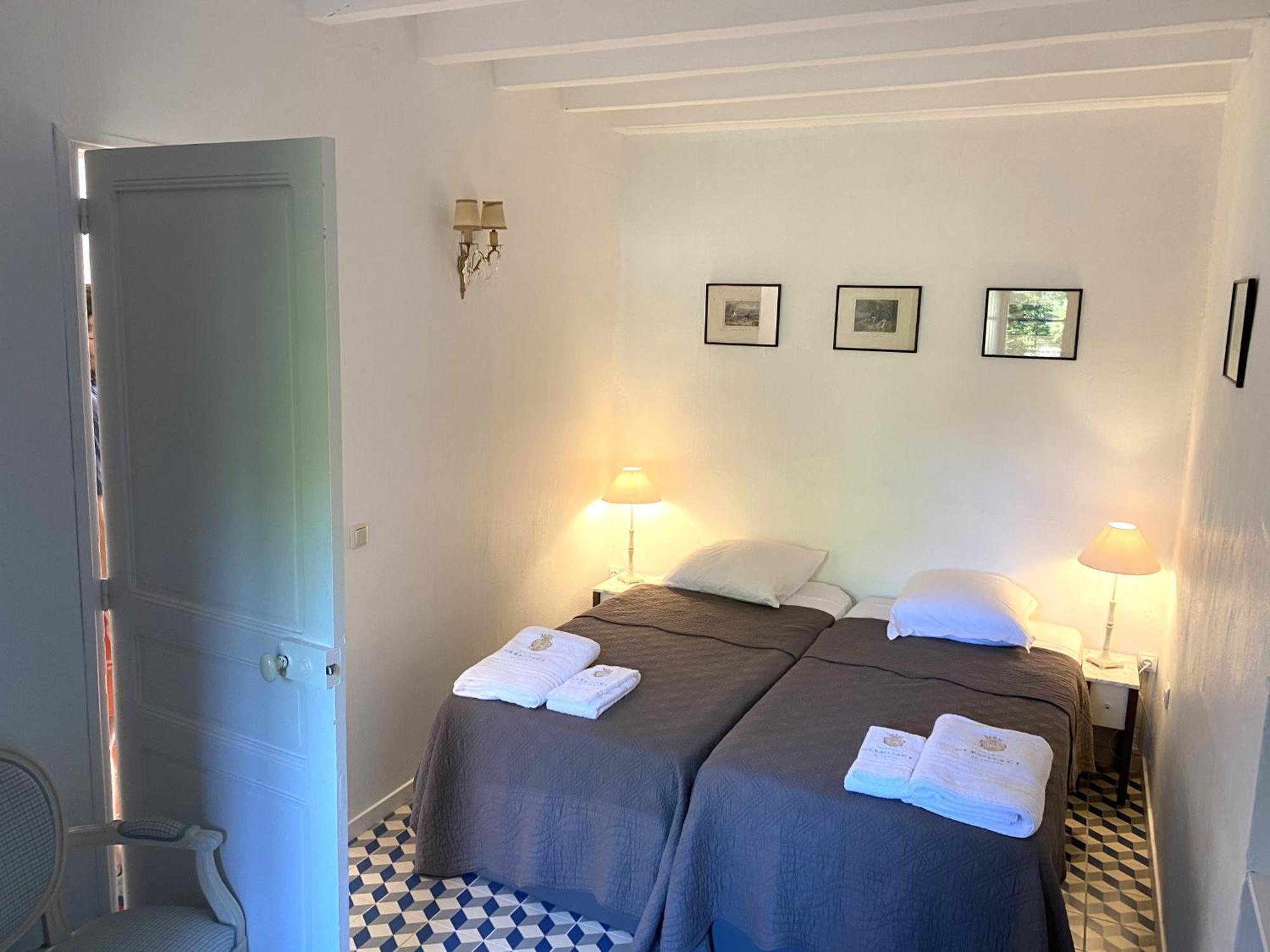 Chateau Hermitage De Combas Aparthotel Servian Room photo